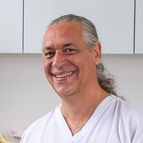 2090413-dr-med-gregor-szoelloesy